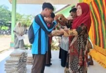 67 Siswa Baru SMAN 1 Madat Dapat Pakaian Sekolah Gratis