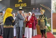 Siswi SMPN 1 Darul Imarah, Leny Zakia Juara 1 Baca Syarah Kitab Kelas IX Program BKBS