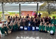 Limbah Jadi Berkah! Dosen Pendidikan Kimia Latih PKK Lambaro Skep Belajar Mengolah Kulit Buah Menjadi Eco-Enzyme