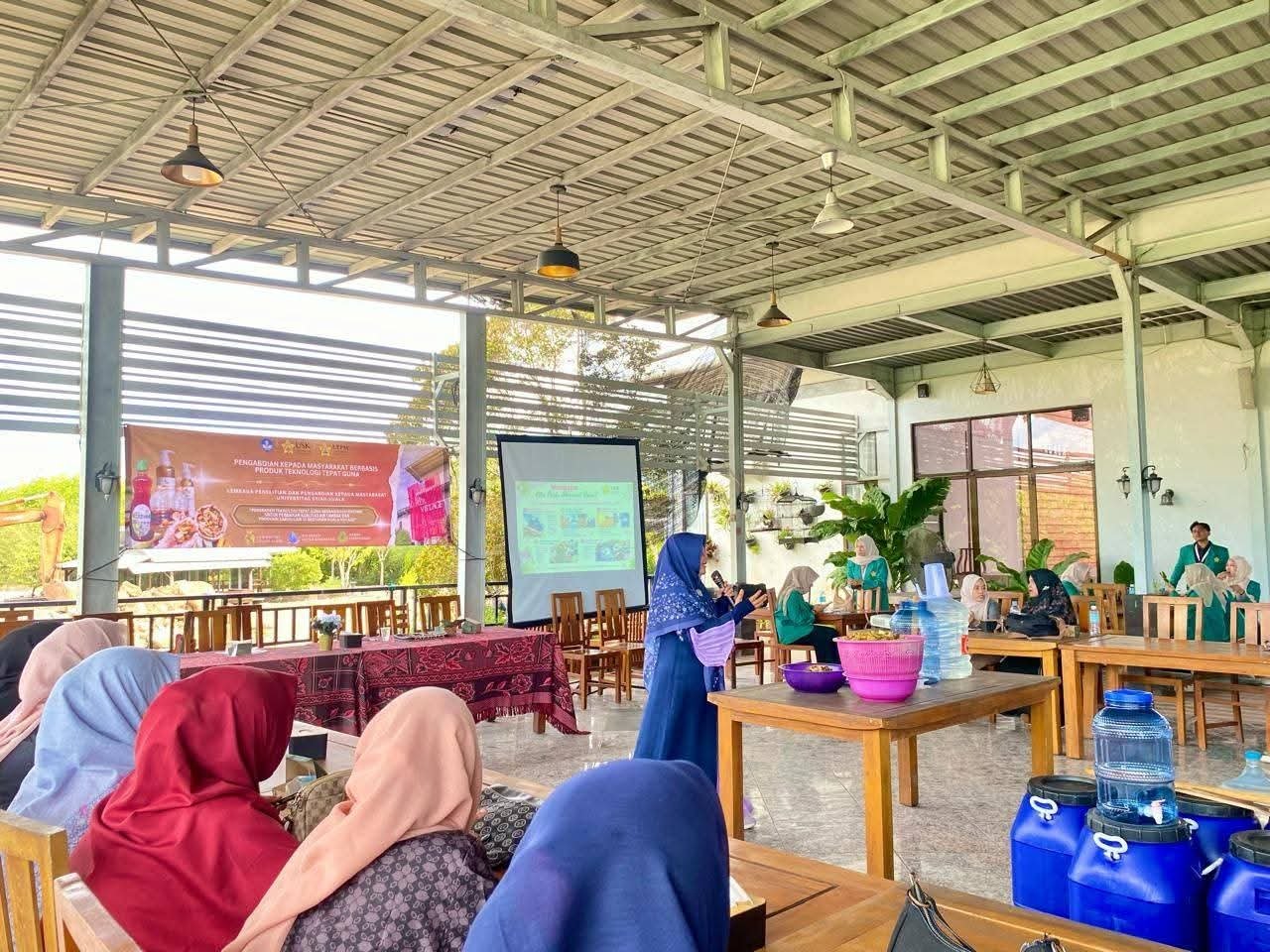 Limbah Jadi Berkah! Dosen Pendidikan Kimia Latih PKK Lambaro Skep Belajar Mengolah Kulit Buah Menjadi Eco-Enzyme 1 FB IMG 1785512416678