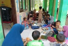 Makan Bersama Didampingi Guru, Anak-anak PAUD Bina Beusare Lahap Nikmati MBG