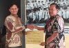 Kepala SMAN 1 Trumon Timur Serahkan Donasi Korban Gempa NTT ke Kacabdisdik Aceh Selatan