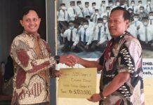 Kepala SMAN 1 Trumon Timur Serahkan Donasi Korban Gempa NTT ke Kacabdisdik Aceh Selatan