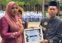 Kepala SMKN 1 Gandapura Terima Penghargaan sebagai Kepala Sekolah Inspiratif di Momen Hardikda 2026