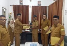 Camat Kuta Baro Serahkan SK Plt kepada Empat Pejabat