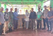 Plt Camat Kuta Cot Glie Dorong Pemenuhan Gizi Warga melalui Penyaluran Bantuan Ikan