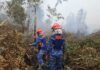 Asap Masih Mengepul, Satgas Darat Lanud Sjamsudin Noor Perkuat Pembasahan Lahan Gambut