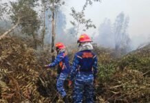 Asap Masih Mengepul, Satgas Darat Lanud Sjamsudin Noor Perkuat Pembasahan Lahan Gambut