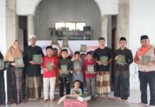 Gerakan Sebar Cahaya Qur’an Yayasan AmalQu Bekerjasama Dengan Ustad Azhar Kiran Salurkan 60 Mushaf dan Apresiasi 6 Guru Quran di LPI BP ‘Ulumul Qur’an Gampong Pulo