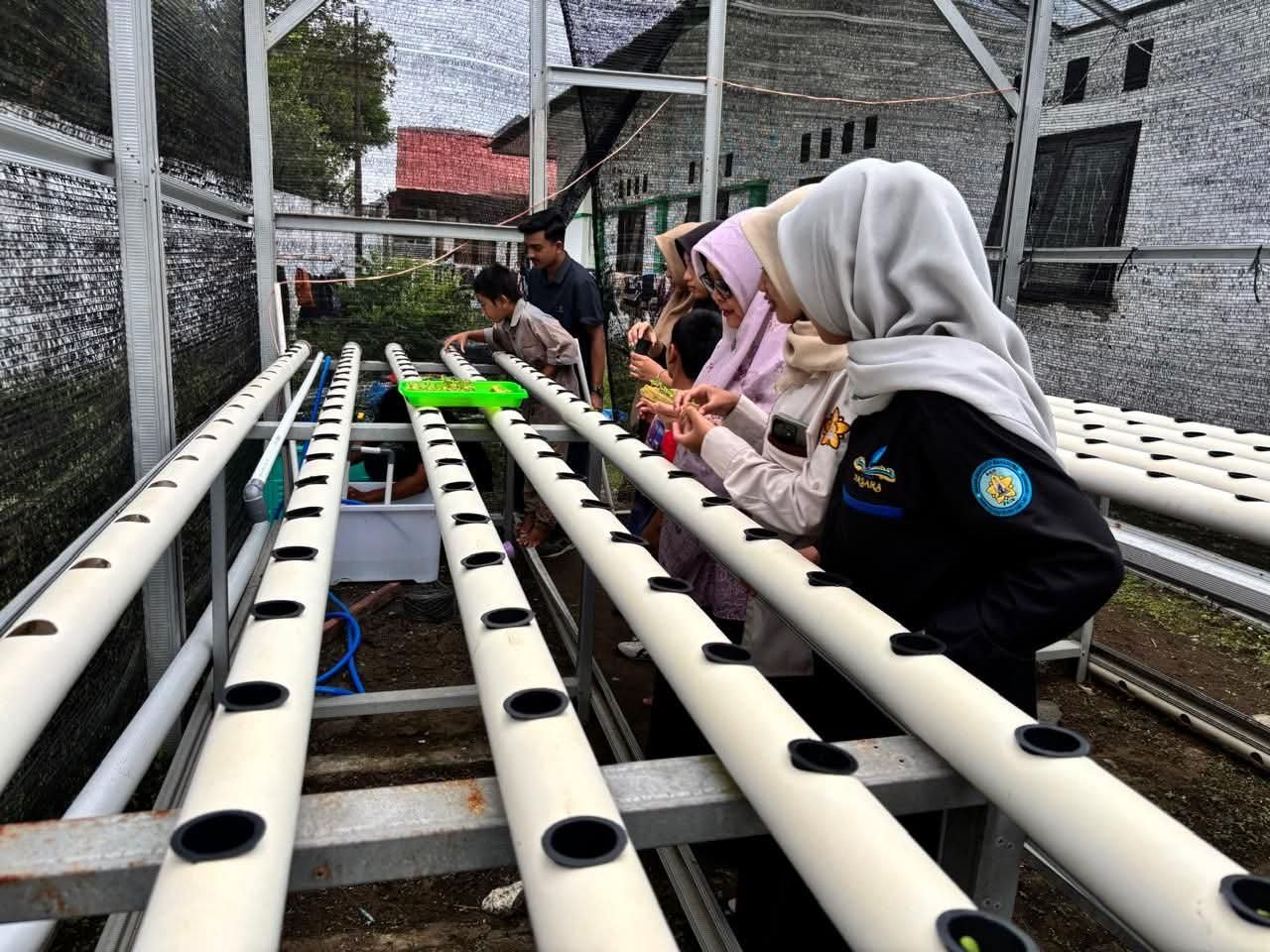 Tim Lintas Fakultas USK Berdayakan Remaja RSAN Dinsos Aceh melalui Hidroponik, Pendampingan Psikologis, dan Eco-Entrepreneurship 1 FB IMG 1792417272809